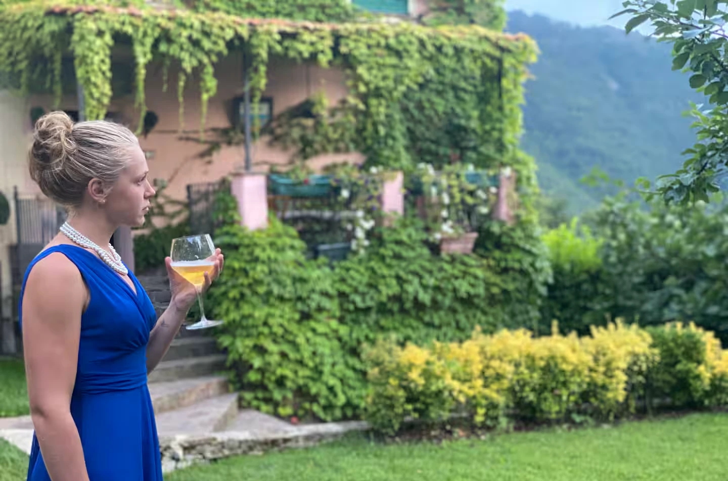 Aperitivo all’aperto tra natura e charme ligure Aperitivo in giardino con vista sulla natura ligure