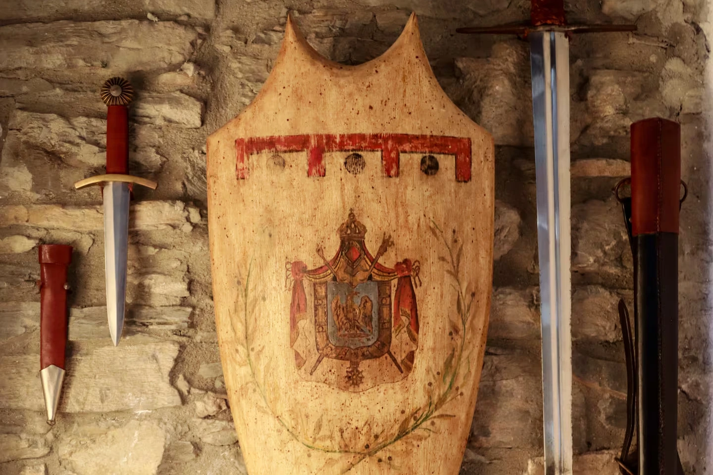 Arredamento in stile storico nella sala condivisa con camino Arredi d’epoca nella sala camino della dimora
