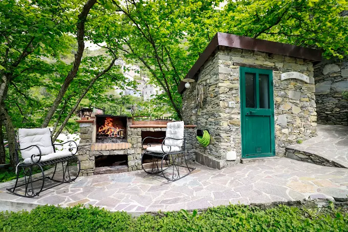 Barbecue nel giardino della dimora storica per momenti conviviali all’aperto Barbecue in muratura nel giardino della dimora Il Maestro di Tourlach