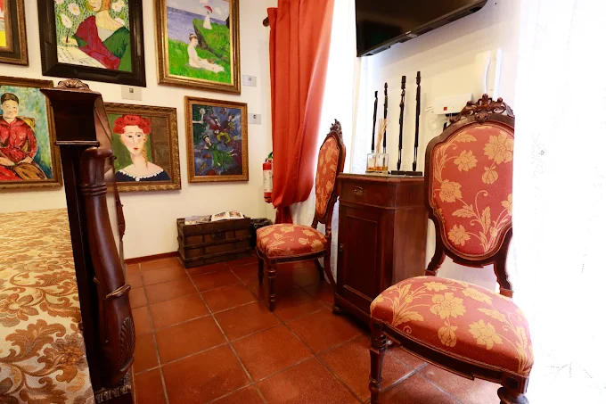Interno della camera con piscina