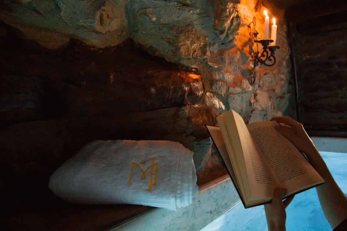 Relax e benessere nella piscina interna della dimora storica a Bargagli, Genova Zona relax con piscina riscaldata nella dimora Il Maestro di Tourlach a Bargagli