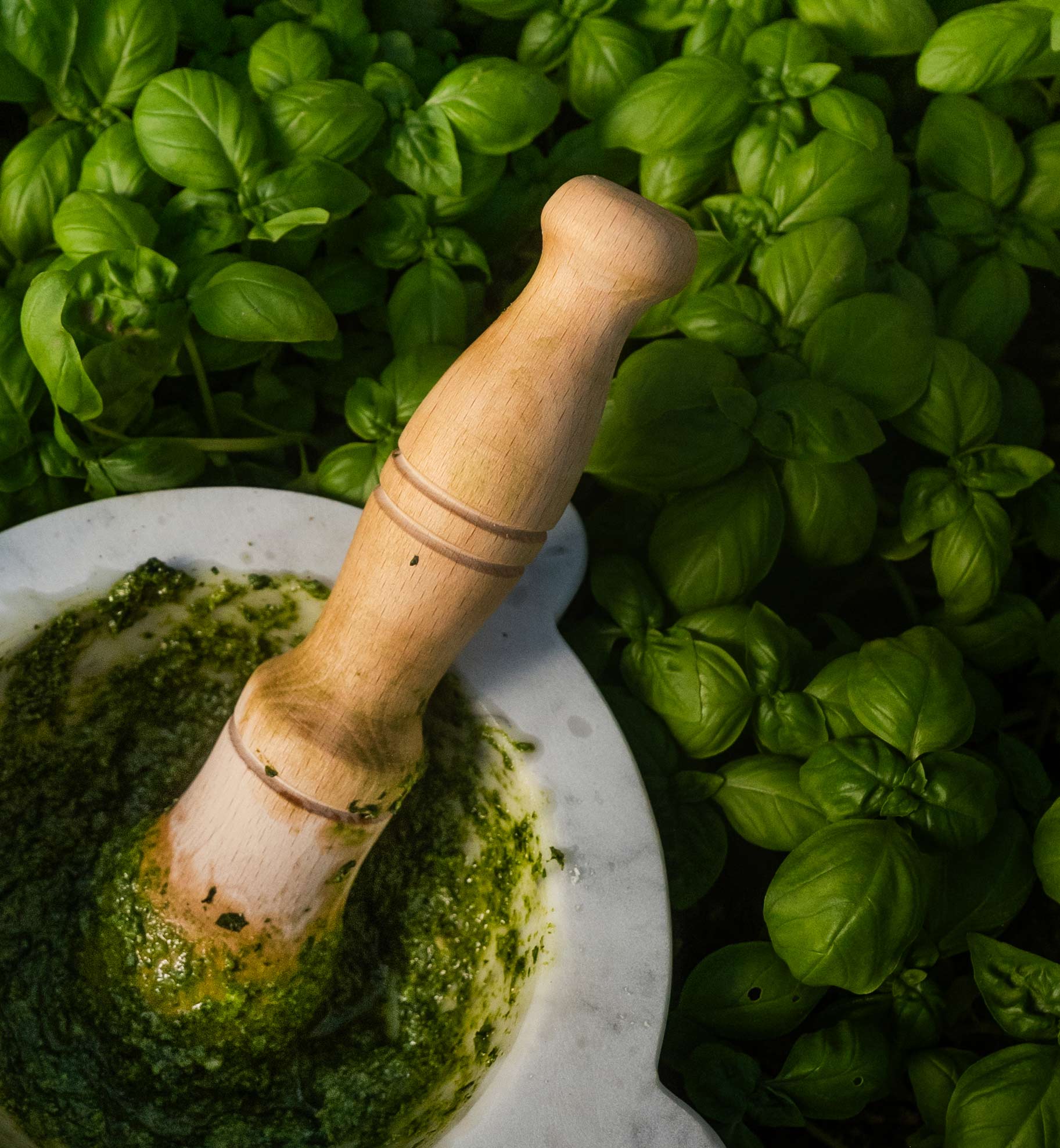 Preparazione del pesto al mortaio