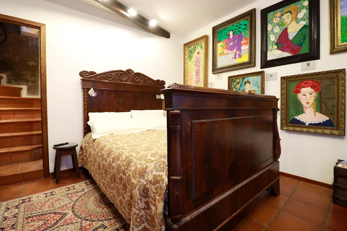 Luxury Room con letto matrimoniale e luci soffuse