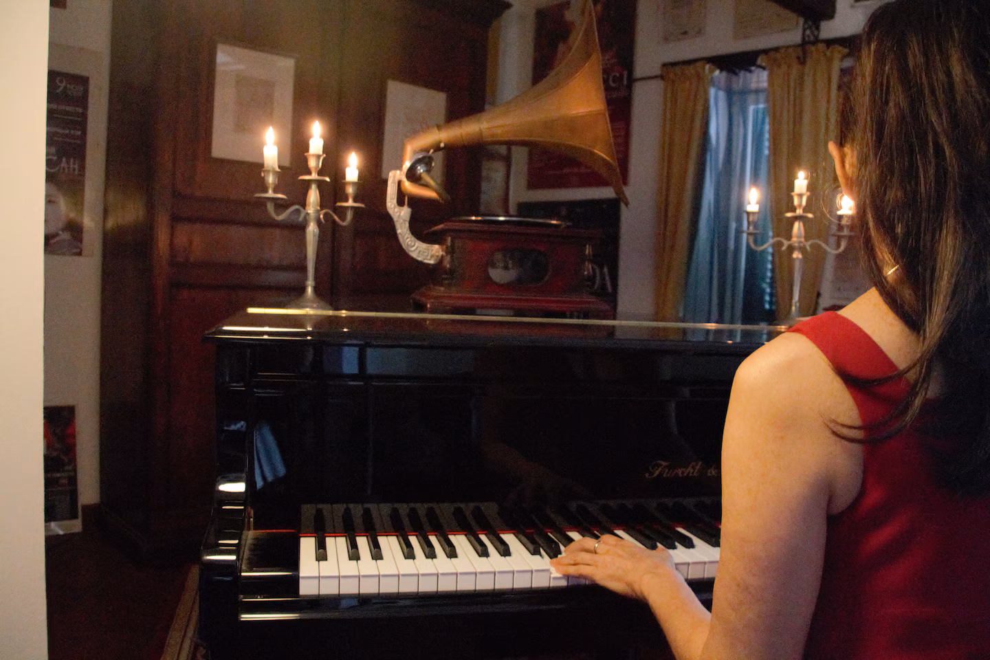 Pianoforte a disposizione degli ospiti per suonare o improvvisare Pianoforte a coda nella sala musica della dimora