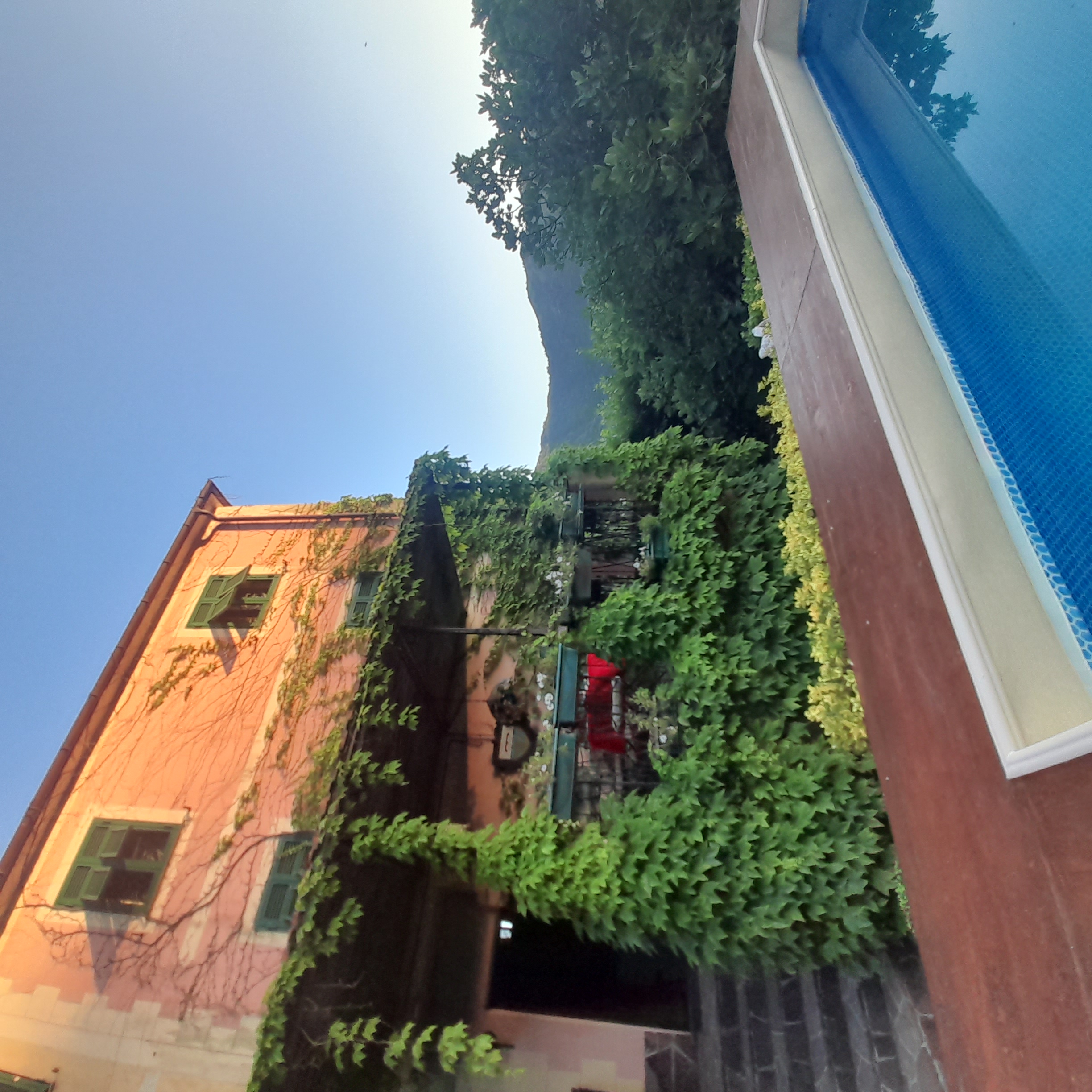 La piscina esterna della dimora