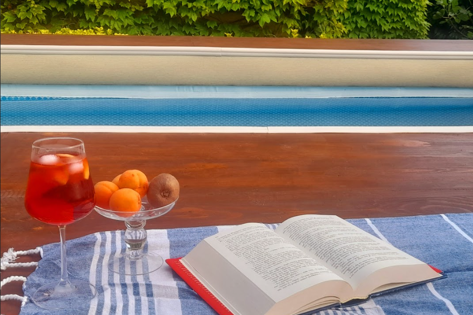 Un momento di relax nella piscina all'aperto