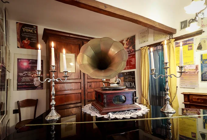 Sala musica per momenti di ispirazione e relax Sala musica della dimora storica con caminetto e pianoforte a coda