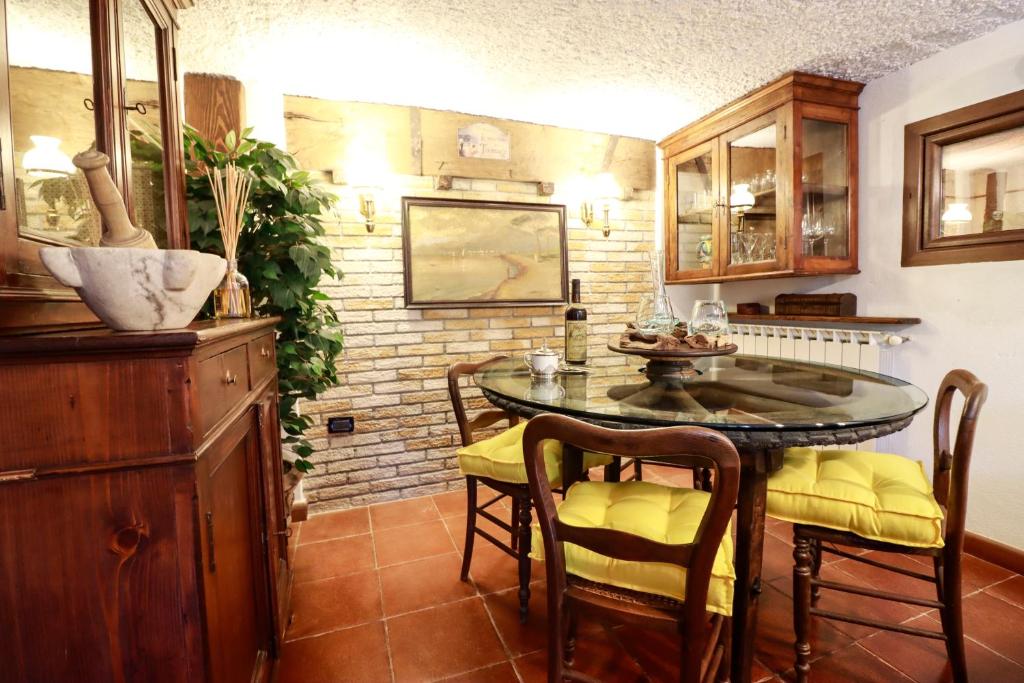 Tavolo da pranzo nel salotto con angolo cucina in legno