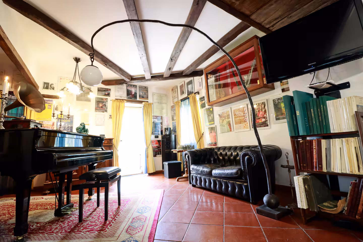 Relax e lettura accanto al pianoforte nella sala musica Salotto con pianoforte e angolo lettura nella sala musica